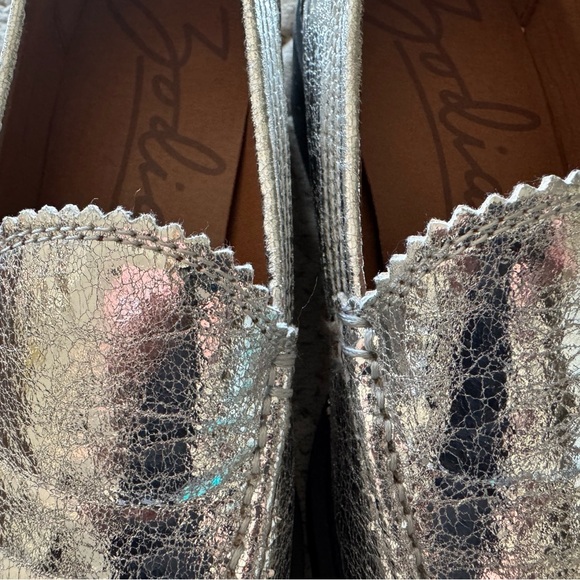 Zodiac Metallic Silver Loafers- super fun& sassy! Cute edging! FUN FASHION ๐๐ - Picture 9 of 14